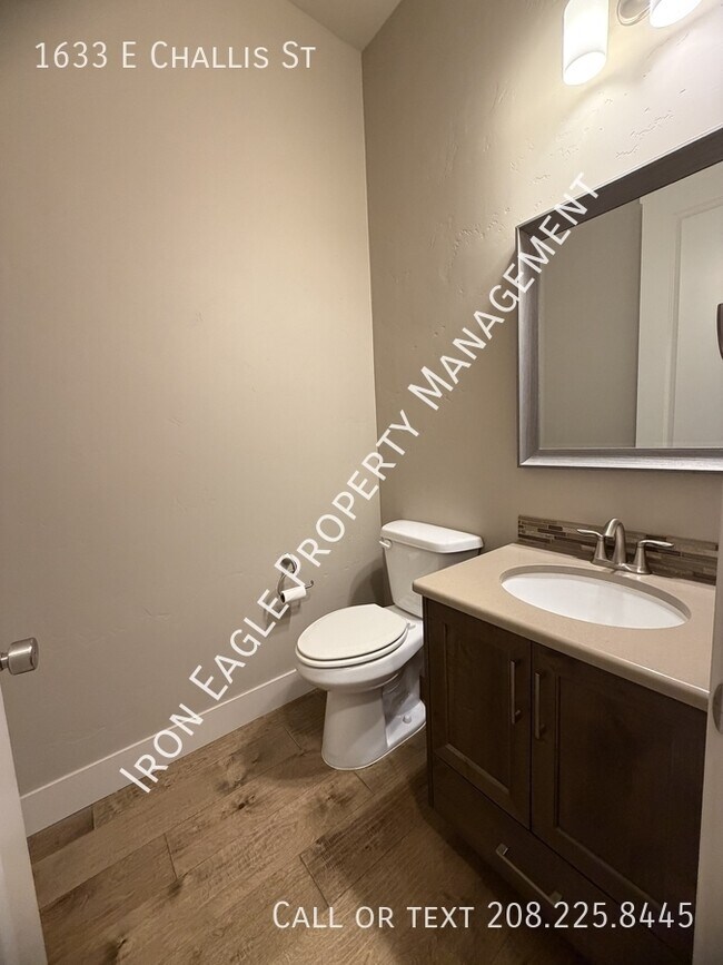 Building Photo - 1633 E Challis St