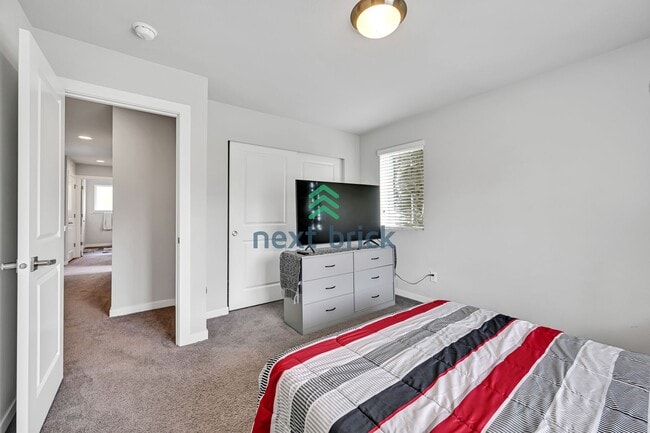 Building Photo - Spacious & Modern 4-Bed, 3.5-Bath Townhome...