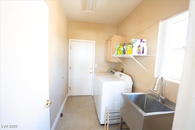 Building Photo - 2348 Rumriver St