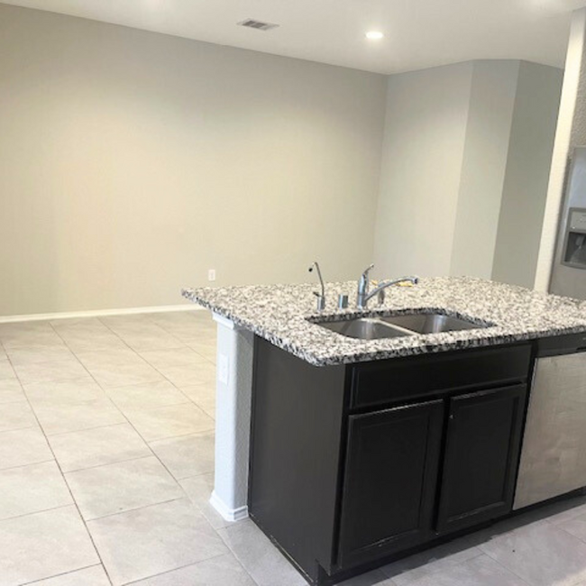 Granite counter tops in kitchen - 8310 Rose Petals Ln