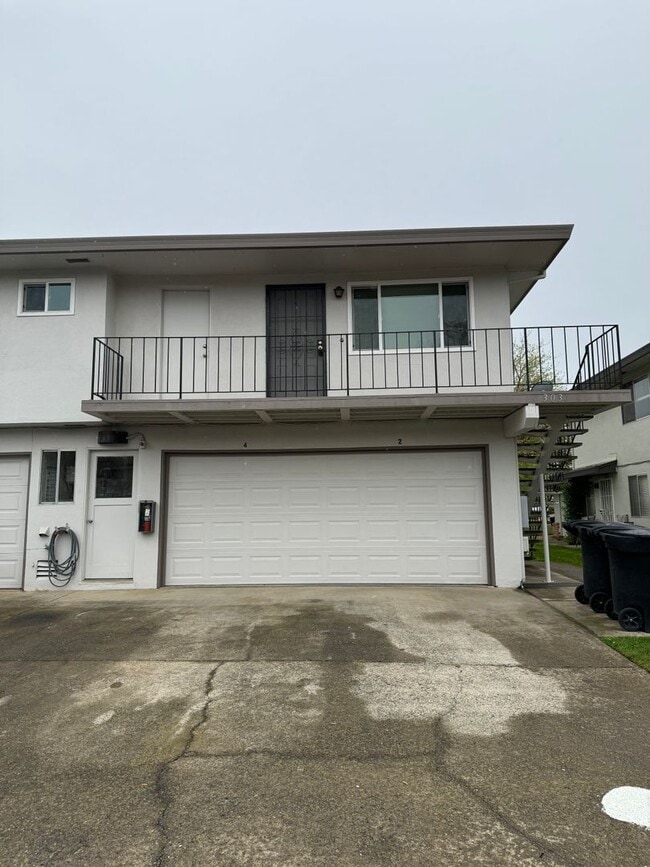 Building Photo - UPSTAIRS 2 BED UNIT IN ROSEVILLE!!