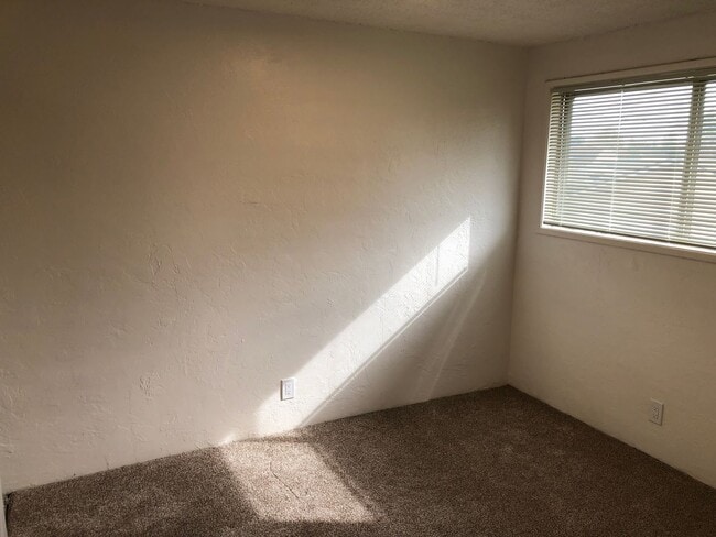 Building Photo - Updated 2 bedroom 1 1/2 bath duplex in Spr...