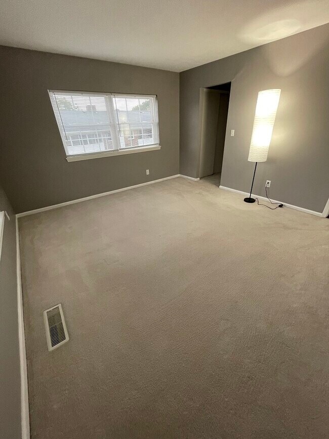 Building Photo - Beautifully maintained 3BR, 2BA Condominium