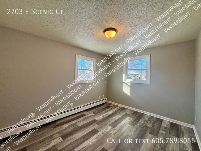 Building Photo - 2703 E Scenic Ct