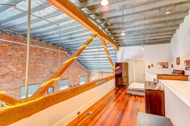 Building Photo - 246 N Court St