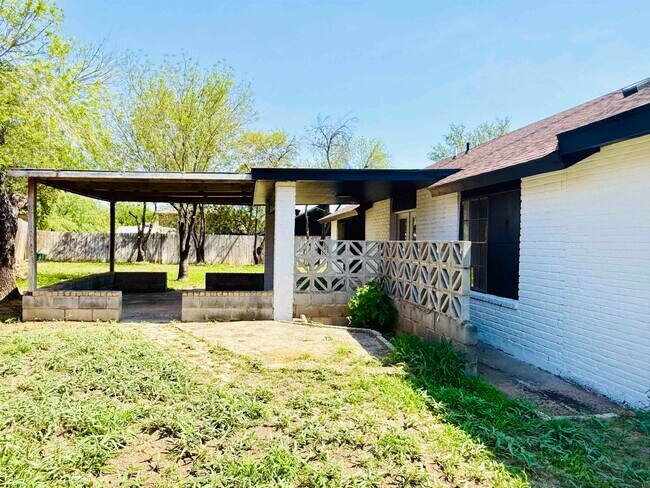 Building Photo - 907 Sandy Ln