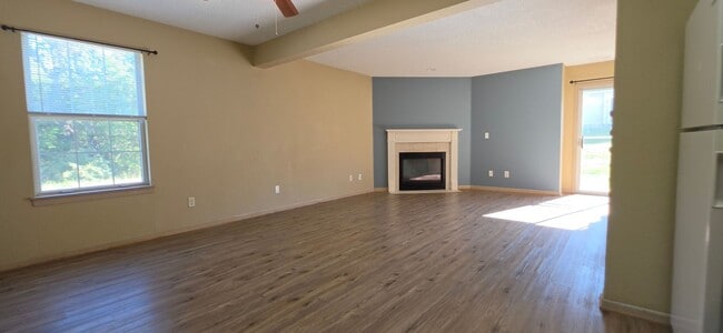 Building Photo - 205 NE Dogwood St