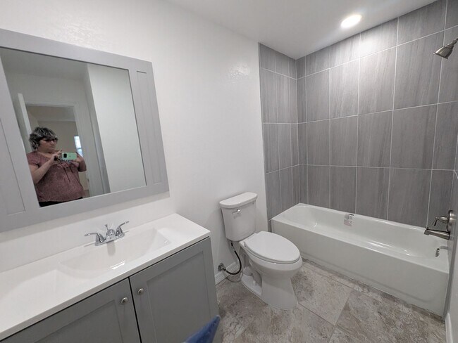 Building Photo - Updated 2/2 Duplex in Crystal River