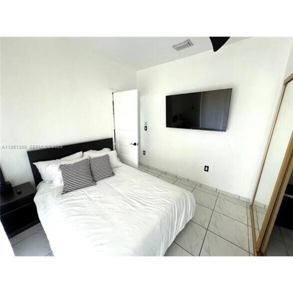 Building Photo - 2235 SW 23rd Ave