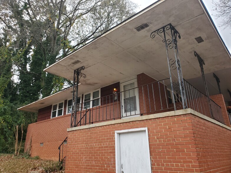 Building Photo - 1444 Academy St