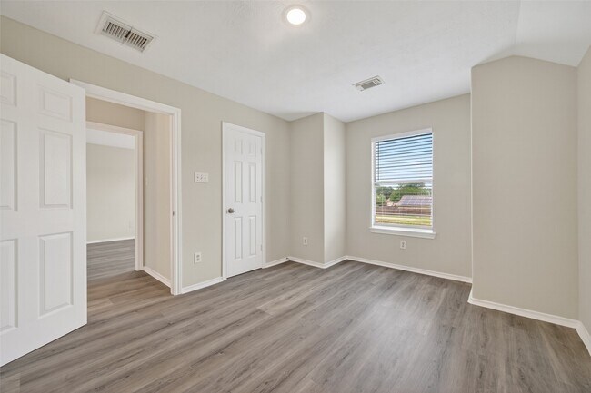 Building Photo - 6915 Great Oaks Shadow Dr