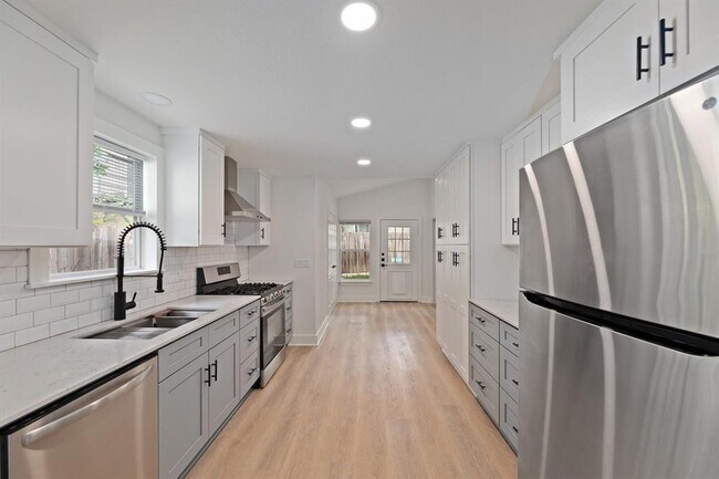 Building Photo - 2208 Santa Rita St