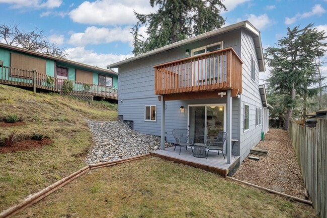 Building Photo - Stylish, Spacious & Steps from WWU and Fai...