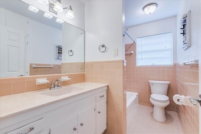 Building Photo - 5614 Delwood Dr