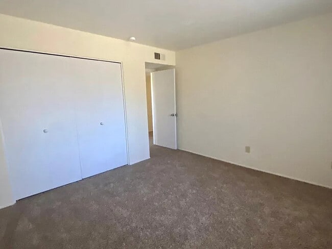 Building Photo - FOR RENT