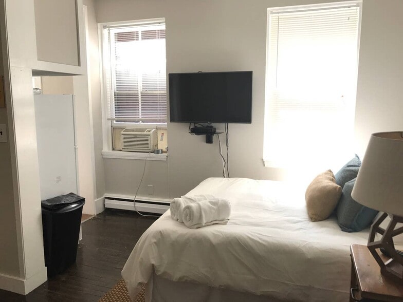 Building Photo - 34 Anderson St