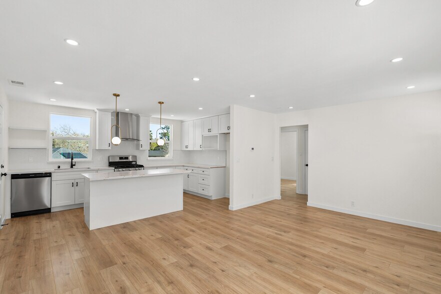 Building Photo - 8 Corte Dorado