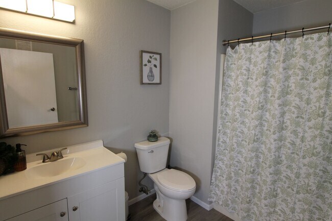 Building Photo - Spacious first floor one bedroom with mode...