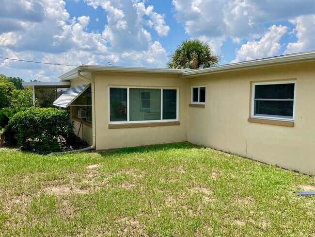 Building Photo - Clean ready to go 2/1 in Beverly Hills!