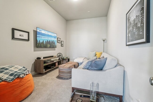 Building Photo - 847 Longbranch Way