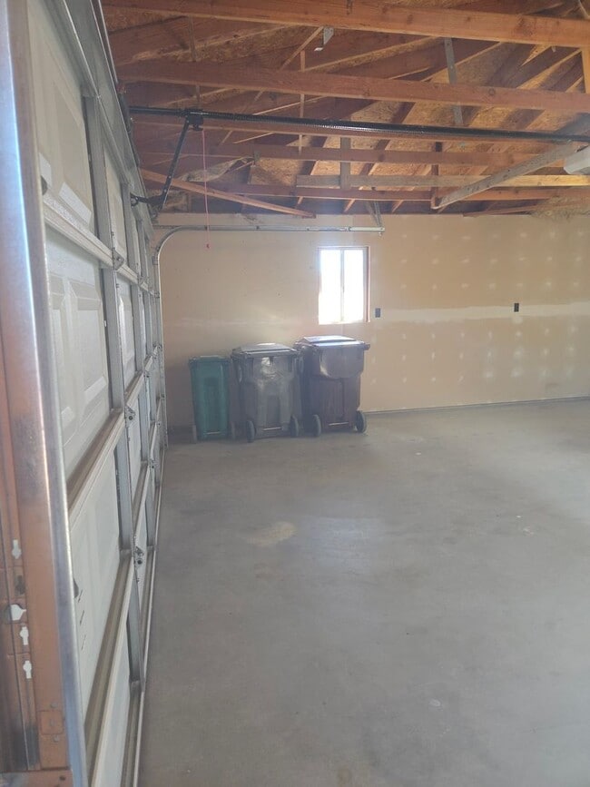 Building Photo - 3 Bedroom/ 2 Bathroom