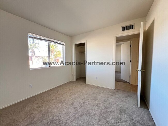 Building Photo - Four Bedroom Home