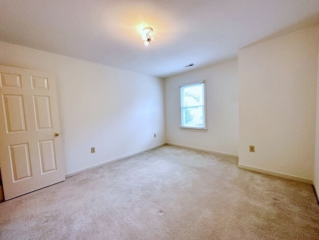 Building Photo - 4 Bedroom Townhouse Near Chesterfield Cour...