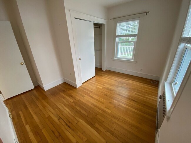 Building Photo - 116 Tolman St