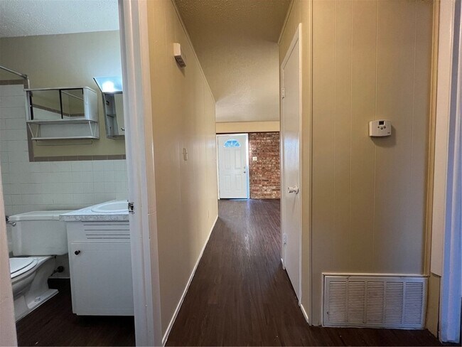 Building Photo - 400 N Campbell Dr