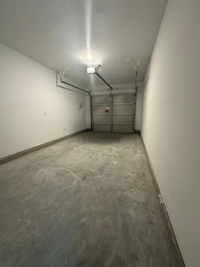 Building Photo - 939 Pertuso Ln