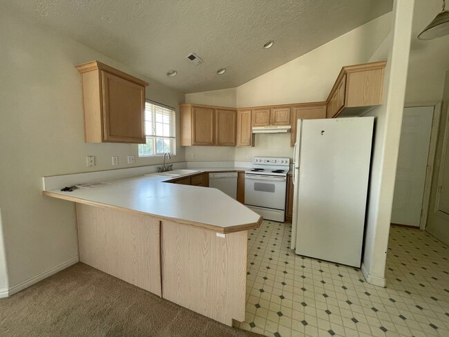 Building Photo - Great 2 bed 1 bath condo located in Countr...