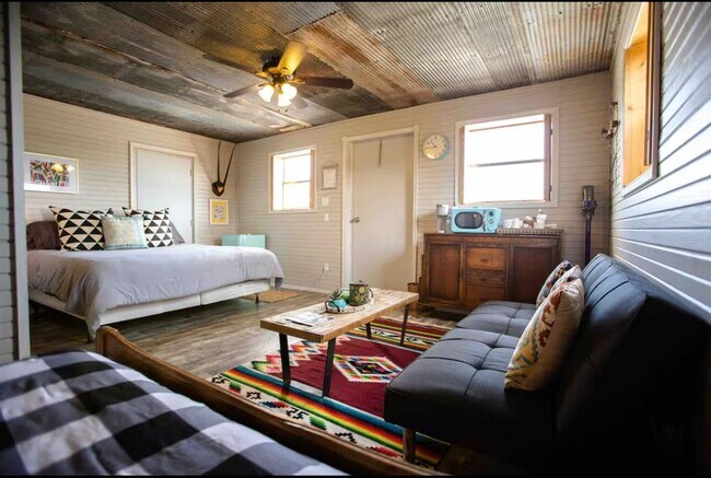 Building Photo - 2300 W Fitzhugh Rd