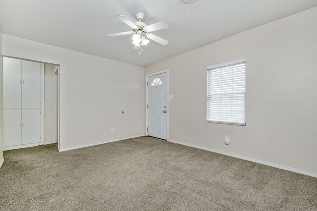 Building Photo - 819 N Apache St