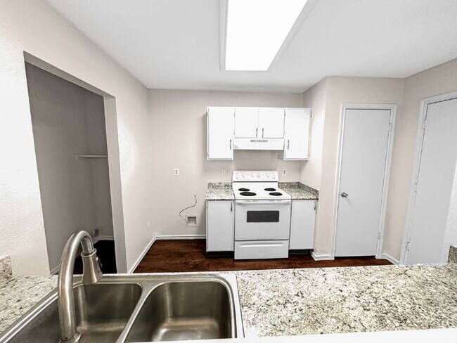 Building Photo - Cozy 2 Bedroom 2 Bath 1 Story Home