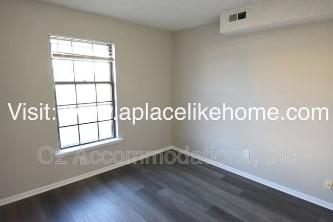 Building Photo - 912 S Edgebrook Ln