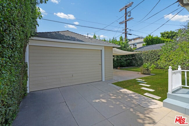 Building Photo - 523 N Gower St