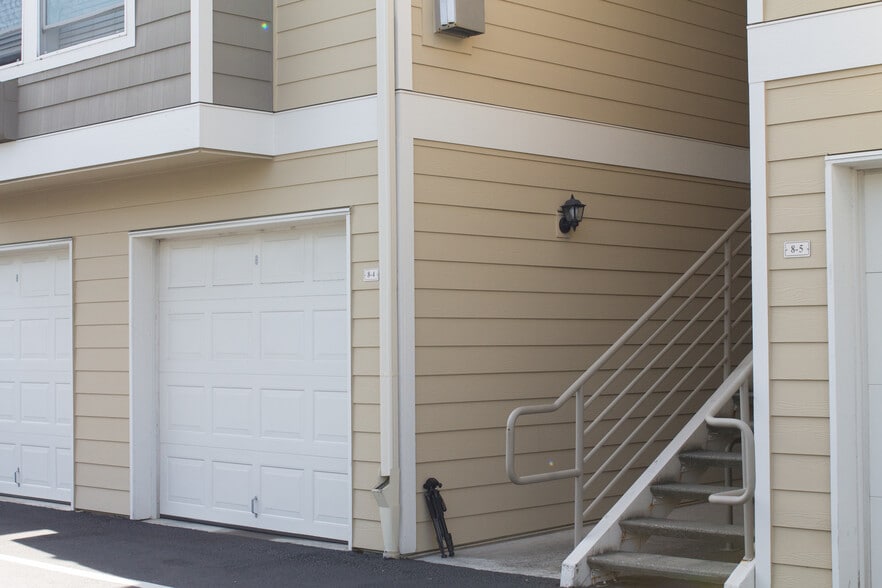 Garage frontview - 15054 NW Central Dr