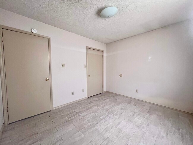 Building Photo - 216 E Cherry Ln