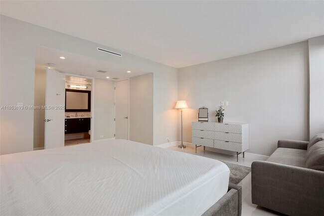 Building Photo - 5055 Collins Ave