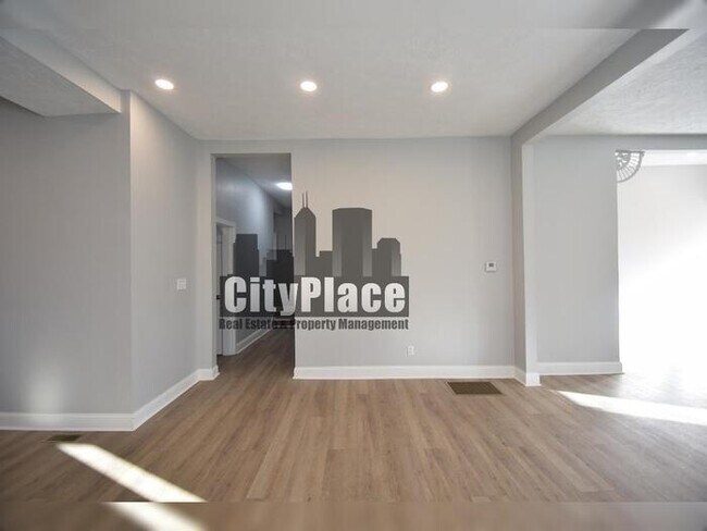 Building Photo - 2224 N Kenwood Ave