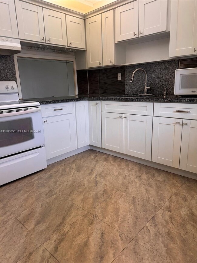 Building Photo - 4950 E Sabal Palm Blvd