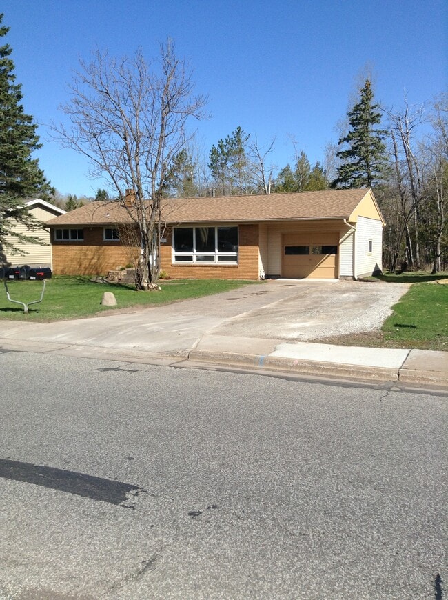 Building Photo - 1229 W Arrowhead Rd