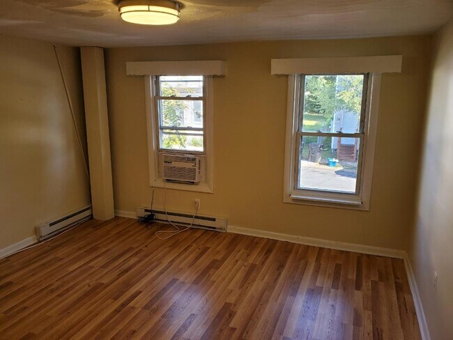 Building Photo - 25 E Pall Mall St
