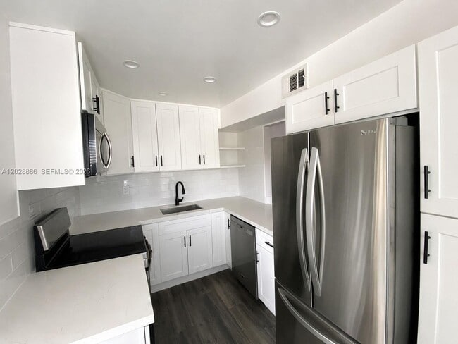Building Photo - 1570 W 46th St