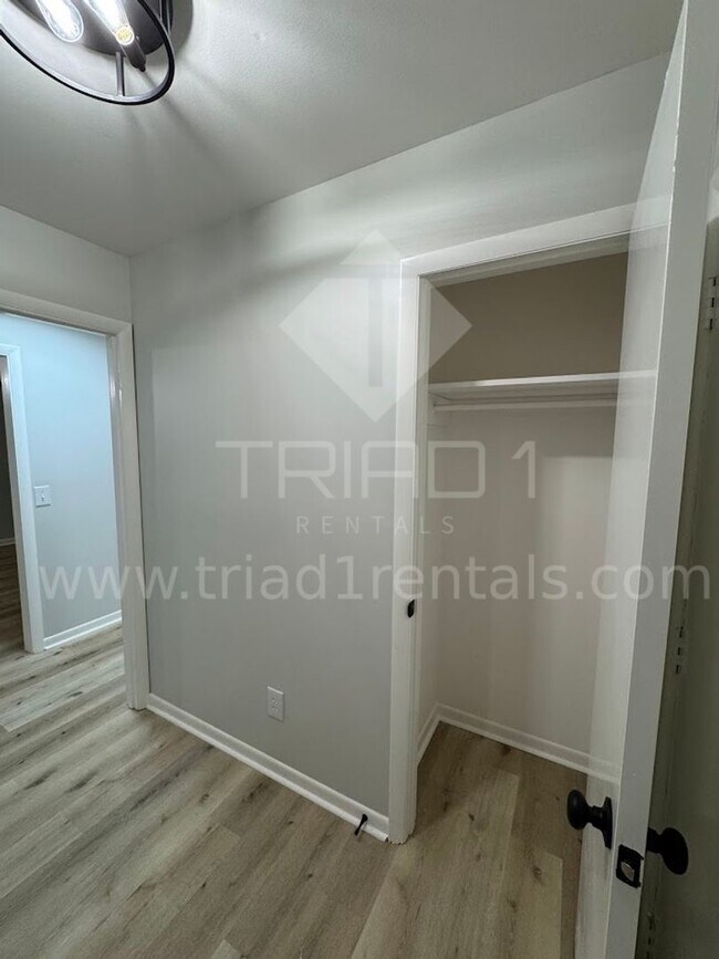 Building Photo - 2205 Hathaway Dr