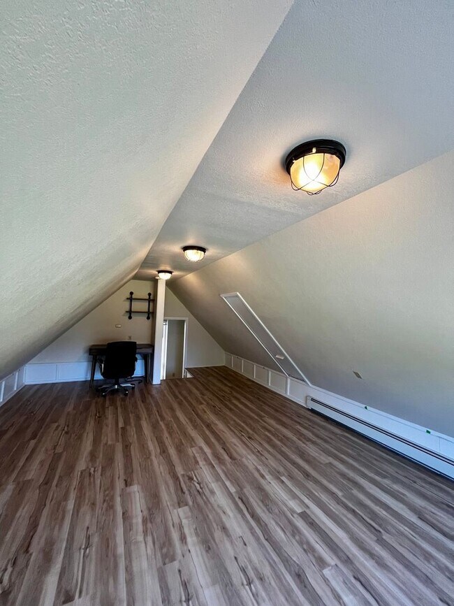 Building Photo - Executive Rental on Riverside Country Club...