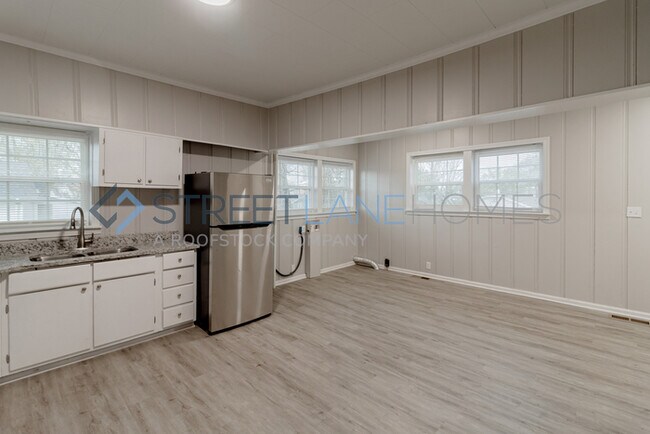 Building Photo - 250 Off First Full Month