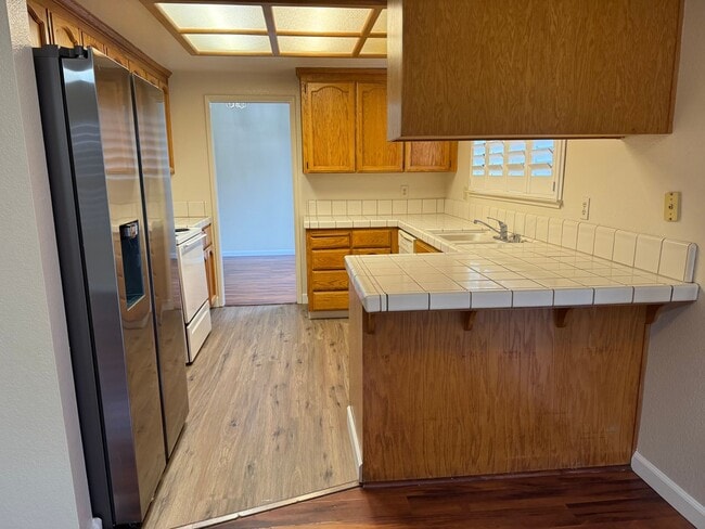 Building Photo - Roseville home with new carpet, paint, & shutters. Landscaper included!