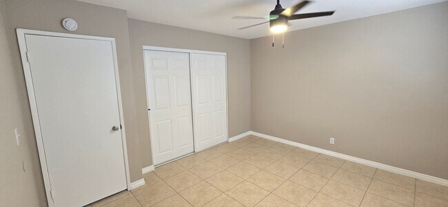 Building Photo - 405 S Kroeger St