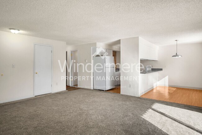 Building Photo - **MOVE IN SPECIAL** 1/2 OFF 1ST FULL MONTH'S RENT**Mission East Apts 2 br/1 bath ground floor + W...